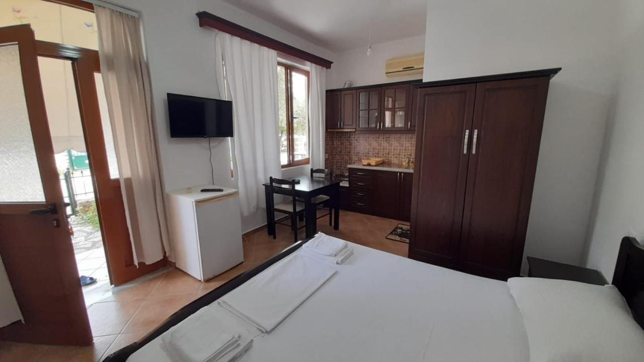 Vita Apartment - Spacious Garden And Balcony 5 Min To Beach & Center Ksamil Exterior photo