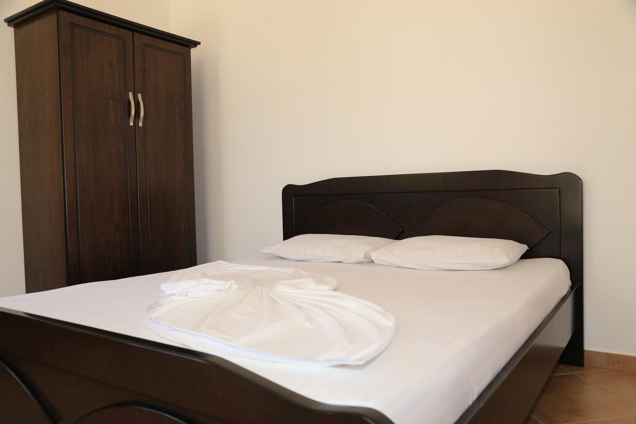 Vita Apartment - Spacious Garden And Balcony 5 Min To Beach & Center Ksamil Exterior photo